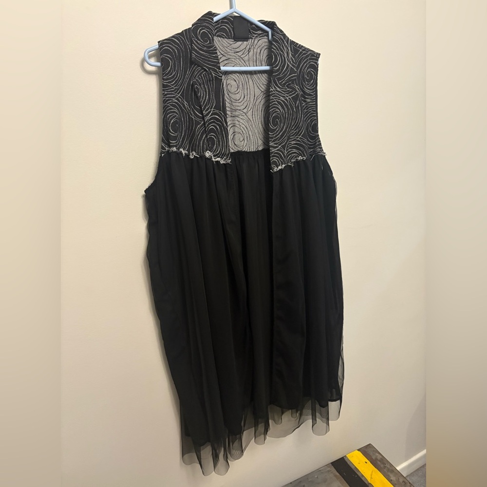 Black Sleeveless vest with Swirl Pattern
